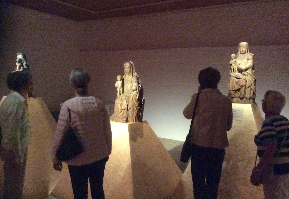 Gamla träskulpturer